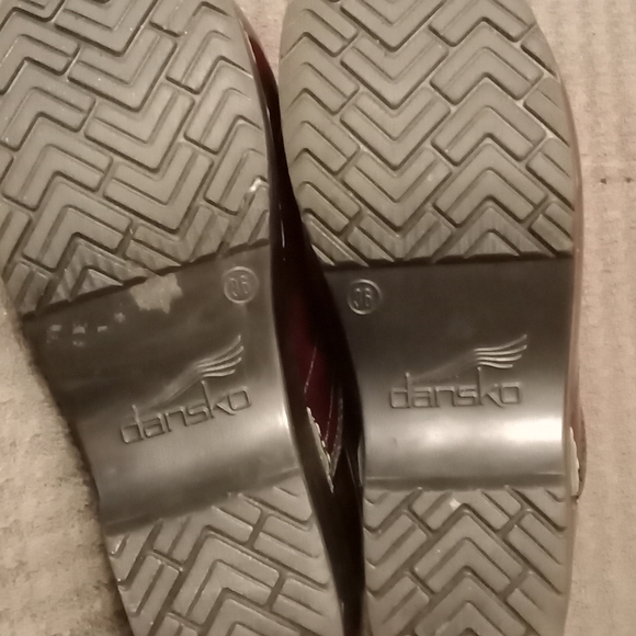 Dansko red nursing clogs - Picture 3 of 7